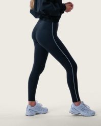 Damskie legginsy z wysokim stanem i kontrastowym lampasem na siłownię – czarny. Czarne legginsy sportowe damskie AESTHETIC WOLF, m, bez wzorów, z dzianiny, z podwyższonym stanem, długie, do biegania. Za 239.99 zł.
