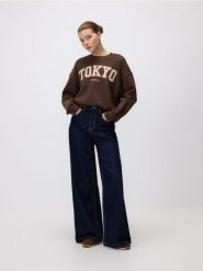 Bluza z haftowanym napisem - ciemnobrązowy. Brązowe bluzy damskie Reserved, l, bez wzorów, z bawełny, bez kaptura. W wyprzedaży za 69.99 zł.