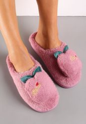 Fioletowe Kapcie Ozdobione Naszywką Jabłuszkiem Anzerames. Fioletowe kapcie damskie Renee, z aplikacjami, z materiału, z okrągłym noskiem. Za 29.99 zł.