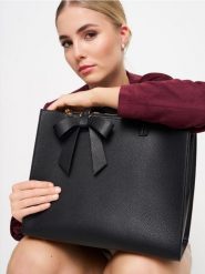 Torebka shopper z brelokiem w kształcie kokardy - czarny. Czarne torebki shopper damskie Sinsay, bez wzorów, bez dodatków. Za 69.99 zł.