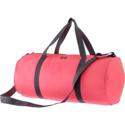 Torba sportowa w kolorze kkoralowym - 55 x 25 x 25 cm. Czerwone torby podróżne damskie Under Armour, w paski, z materiału. W wyprzedaży za 86.95 zł.