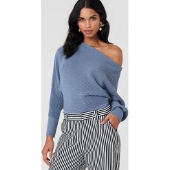 NA-KD Dzianinowy sweter z odkrytymi ramionami - Blue. Niebieskie swetry damskie NA-KD, z dzianiny. Za 121.95 zł.