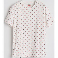 T-shirt ze świątecznym nadrukiem - Biały. Białe t-shirty męskie Reserved, z nadrukiem. Za 39.99 zł.