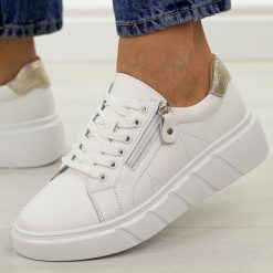 Białe skórzane półbuty damskie na platformie Jezzi 18-20. Białe półbuty damskie Jezzi, na jesień, bez wzorów, z jeansu, eleganckie, bez obcasa, na platformie, bez zapięcia. Za 249.00 zł.