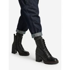 Trzewiki G-Star Raw. Czarne botki damskie G-Star Raw, retro, bez obcasa, na słupku, bez zapięcia. Za 429.99 zł.