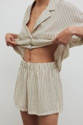 Szorty z wiskozy w paski w kolorze LIGHT BEIGE - SHELLY-L. Brązowe szorty damskie Marsala, l, bez wzorów, z gumy. Za 189.90 zł.