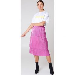 NA-KD Party Spódnica midi z potrójną falbaną - Pink. Spódnice damskie marki NA-KD Party. W wyprzedaży za 25.60 zł.