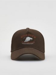 Czapka baseball z haftem - ciemnobrązowy. Brązowe czapki i kapelusze męskie Reserved, bez wzorów. W wyprzedaży za 25.99 zł.