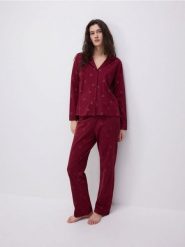 Dwuczęściowa piżama ze świątecznym printem - czerwony. Czerwone piżamy damskie Reserved, l, bez wzorów, z bawełny, bez ramiączek. W wyprzedaży za 55.99 zł.