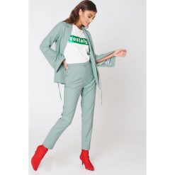 NA-KD Classic Spodnie garniturowe z wysokim stanem - Green. Spodnie materiałowe damskie marki NA-KD Classic. W wyprzedaży za 97.17 zł.
