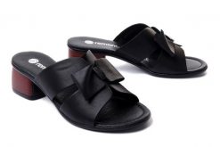 RIEKER REMONTE R8759-01 black, klapki damskie. Czarne klapki damskie Rieker Remonte, bez wzorów, ze skóry, bez obcasa, na obcasie. Za 271.92 zł.