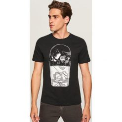 T-shirt z nadrukiem - Czarny. Czarne t-shirty męskie Reserved, z nadrukiem. Za 39.99 zł.