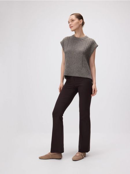 Spodnie flare z wiskozą - ciemnobrązowy. Brązowe spodnie materiałowe damskie Reserved, bez wzorów, z tkaniny. Za 99.99 zł.