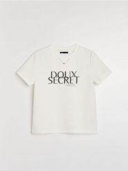 Koszulka z wiskozą i ozdobną zawieszką - kremowy. Białe t-shirty damskie Sinsay, l, bez wzorów, z wiskozy, bez kołnierzyka. Za 29.99 zł.