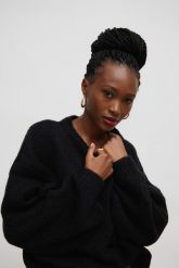 Sweter oversize z bufiastym rękawem BLACK - RIVERO-UNI. Czarne swetry damskie Marsala, na lato, bez wzorów, z wełny, klasyczne, bez kołnierzyka, bez ramiączek, bez kaptura. Za 249.90 zł.