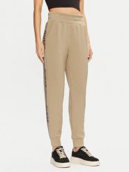 Guess Spodnie dresowe W5RB00 KBYE2 Zielony Regular Fit. Zielone spodnie dresowe damskie Guess, s, z aplikacjami, z dresówki. Za 349.99 zł.