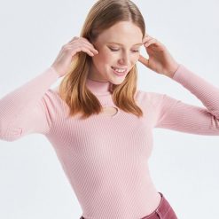 Prążkowany sweter z wycięciem - Różowy. Swetry damskie Cropp. W wyprzedaży za 19.99 zł.