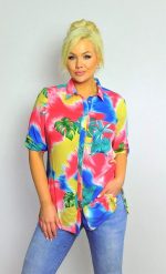 Elegancka koszula w letnie czerwone wzory z rękawem 3/4 PLUS SIZE XXL. Czerwone bluzki damskie Nasi partnerzy, na lato, plus size, bez wzorów, z bawełny, eleganckie, bez kołnierzyka, plus size, bez ramiączek. Za 199.90 zł.