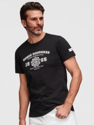 Męski bawełniany t-shirt z nadrukiem w stylu college – czarny V2 - Rozmiar: M. Czarne t-shirty męskie Ombre Clothing, m, z aplikacjami, z bawełny, biznesowe, bez kołnierzyka. Za 119.99 zł.