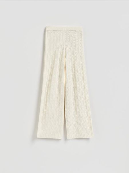 Dzianinowe spodnie - kremowy. Białe spodnie materiałowe damskie Reserved, l, bez wzorów, z dzianiny. Za 139.99 zł.