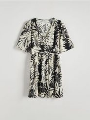 Sukienka z wiskozy - wielobarwny. Sukienki damskie Reserved, na co dzień, l, bez wzorów, z tkaniny, bez kołnierzyka, bez ramiączek, proste. W wyprzedaży za 59.99 zł.
