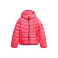 Damska kurtka z kapturem Superdry Fuji. Czerwone kurtki damskie Superdry., na zimę, xs, z aplikacjami, z materiału, z kapturem. Za 590.95 zł.