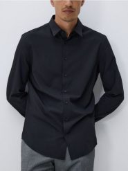 Gładka koszula slim fit - czarny. Czarne koszule męskie Reserved, l, bez wzorów, z tkaniny, bez kołnierzyka, bez ramiączek. Za 119.99 zł.