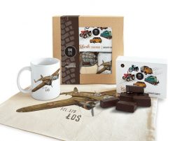 Łoś — paczka (Zawartość paczki: koszulka - torba - kubek - słodycze; Rozmiar koszulki / bluzy: 3XL (damska); Kolor koszulki / bluzy: biały; Rodzaj nad. Białe bluzy damskie nikiniki, s, bez wzorów, z bawełny, bez kaptura. Za 169.00 zł.