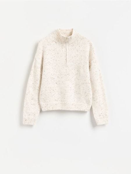 Sweter ze stójką - złamana biel. Swetry damskie Reserved, l, bez wzorów, z dzianiny, bez kołnierzyka, bez ramiączek, bez kaptura. Za 139.99 zł.
