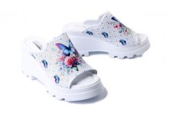 ARTIKER RELAKS 56C0428 white, klapki damskie. Białe klapki damskie Artiker Relaks, bez wzorów, bez obcasa, na koturnie. Za 220.92 zł.