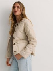 Pikowana kurtka oversize - kremowy. Białe kurtki damskie Reserved, l, bez wzorów, z tkaniny, bez kaptura. W wyprzedaży za 99.99 zł.