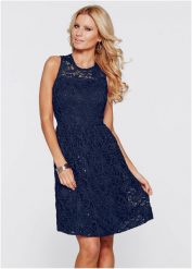 Sukienka koronkowa z cekinami. Niebieskie sukienki damskie bonprix, bez wzorów, z koronki, eleganckie, bez kołnierzyka, bez ramiączek. Za 169.99 zł.