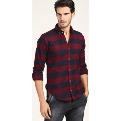 Koszula w kolorze bordowym ze wzorem. Czerwone koszule męskie marki Philip Loren, w kratkę, button down. W wyprzedaży za 179.95 zł.