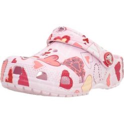 Sandały CROCS CLASSIC VDAY CLOG K Rose. Czerwone sandały damskie Crocs, bez wzorów, z syntetyku, bez obcasa, bez zapięcia. Za 187.99 zł.