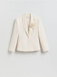 Marynarka z broszką - kremowy. Białe żakiety damskie Reserved, l, bez wzorów, z tkaniny. Za 299.99 zł.