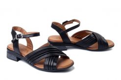 PIAZZA 910318-01 schwarz, sandały damskie. Czarne sandały damskie Piazza, bez wzorów, ze skóry, bez obcasa, na obcasie, bez zapięcia. Za 299.90 zł.