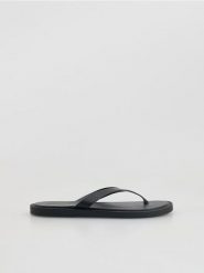 Skórzane klapki - czarny. Czarne klapki męskie Reserved, ze skóry. Za 139.99 zł.