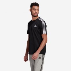 Koszulka z krótkim rękawem męska Adidas Gym & Pilates. Białe koszulki sportowe męskie Adidas, m, bez wzorów, z bawełny, bez kołnierzyka, bez ramiączek, na fitness i siłownię. Za 99.99 zł.