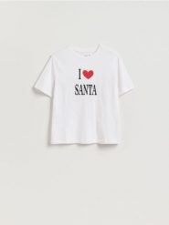 T-shirt ze świątecznym motywem - biały. Białe t-shirty damskie Reserved, l, bez wzorów, z bawełny, wizytowe, bez kołnierzyka. Za 39.99 zł.