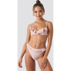 Hanna Weig x NA-KD Ruffle Detail Bikini Bottom - Pink. Różowe bikini damskie marki Hanna Weig x NA-KD, bez wzorów. Za 80.95 zł.