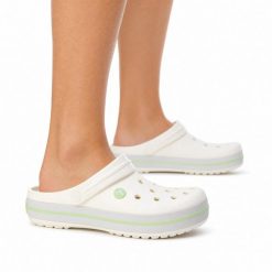 Klapki chodaki damskie sportowe Crocs CROCBAND. Zielone klapki damskie Crocs, bez wzorów, z materiału, sportowe, bez obcasa. Za 219.00 zł.