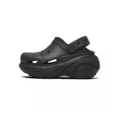Tenisówki Crocs Model Bubble Crush Clog U Kolor Czarny. Czarne trampki i tenisówki damskie Crocs, bez wzorów, z gumy, bez zapięcia. Za 472.25 zł.