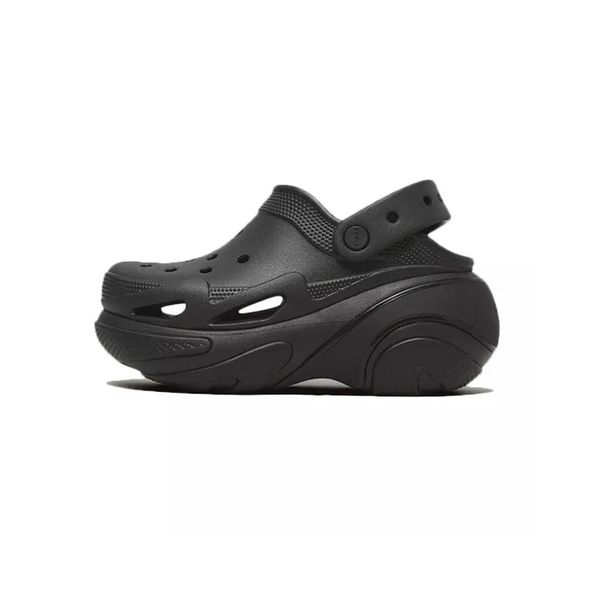 Tenisówki Crocs Model Bubble Crush Clog U Kolor Czarny. Czarne trampki i tenisówki damskie Crocs, bez wzorów, z gumy, bez zapięcia. Za 394.80 zł.