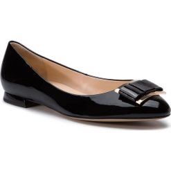 Baleriny HÖGL - 7-101064 Black 0100. Czarne półbuty damskie HÖGL, bez wzorów, z lakierowanej skóry, bez obcasa, bez zapięcia. W wyprzedaży za 349.00 zł.