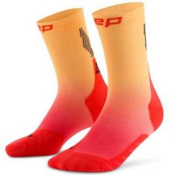 Męskie sportowe skarpety kompresyjne do połowy łydki Core Run gradient CEP. Czerwone skarpety męskie CEP, bez wzorów, z materiału. Za 99.00 zł.