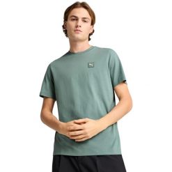 Koszulka męska Puma Ess Elevated Tee. Zielone koszulki sportowe męskie Puma, m, z aplikacjami, bez kołnierzyka, bez ramiączek, na fitness i siłownię. Za 83.00 zł.