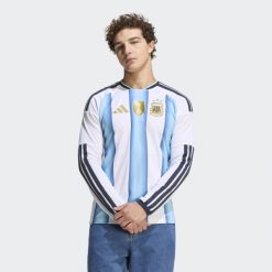 Argentina 26 Home Replica Koszulka z długim rękawem. Białe bluzki z długim rękawem męskie Adidas, m, bez wzorów, bez kołnierzyka. Za 479.00 zł.