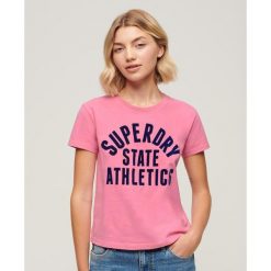 Dopasowany T-shirt z bawełny z nadrukiem Varsity. Czerwone koszulki sportowe damskie Superdry., bez wzorów, z bawełny, bez kołnierzyka, bez ramiączek. W wyprzedaży za 158.10 zł.