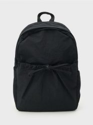 Plecak z ozdobnym zapięciem w formie kokardy - czarny. Czarne plecaki damskie Sinsay, bez wzorów. W wyprzedaży za 19.99 zł.