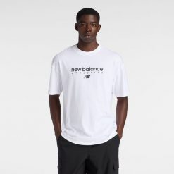 Koszulka męska New Balance MT61D0U5WT – biała. Białe koszulki sportowe męskie New Balance, l, z aplikacjami, z dresówki, bez kołnierzyka, bez ramiączek. Za 139.99 zł.